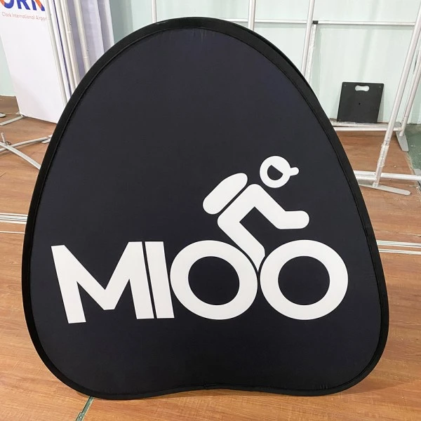 Γιατί τα Triangle Pop Up Banners γίνονται το πιο αποτελεσματικό εργαλείο εξωτερικής διαφήμισης για εκδηλώσεις και προσφορές